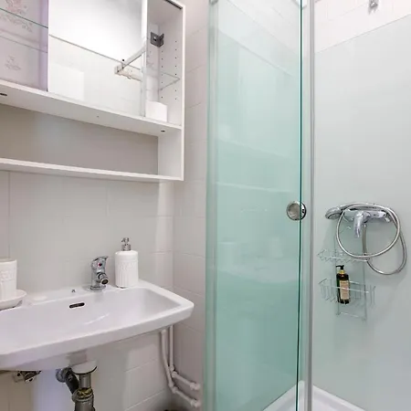 Apartment 3br With Balcony And Free Parking By Lovelystay