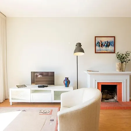 3br With Balcony And Free Parking By Lovelystay *