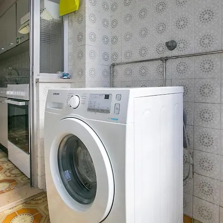3br With Balcony And Free Parking By Lovelystay Apartment