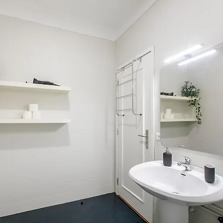 3br With Balcony And Free Parking By Lovelystay Porto